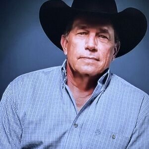 Wrangler GEORGE STRAIT SHORT SLEEVE 2 POCKET BUTTON DOWN SHIRT BLUE PLAID Medium